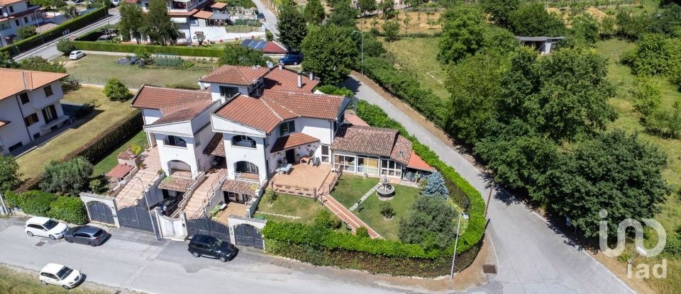 Villa Bifamiliare 13 locali di 382 m² in Cittaducale (02015)