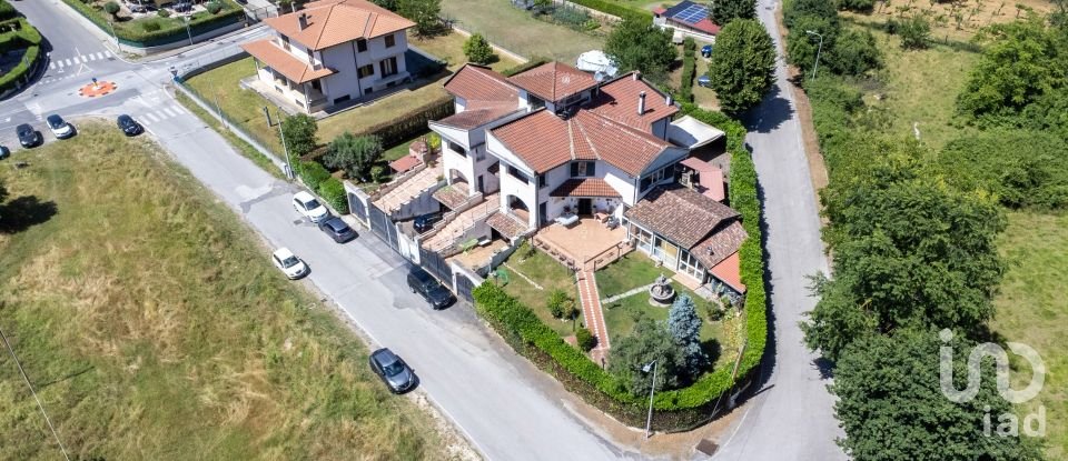 Villa Bifamiliare 13 locali di 382 m² in Cittaducale (02015)