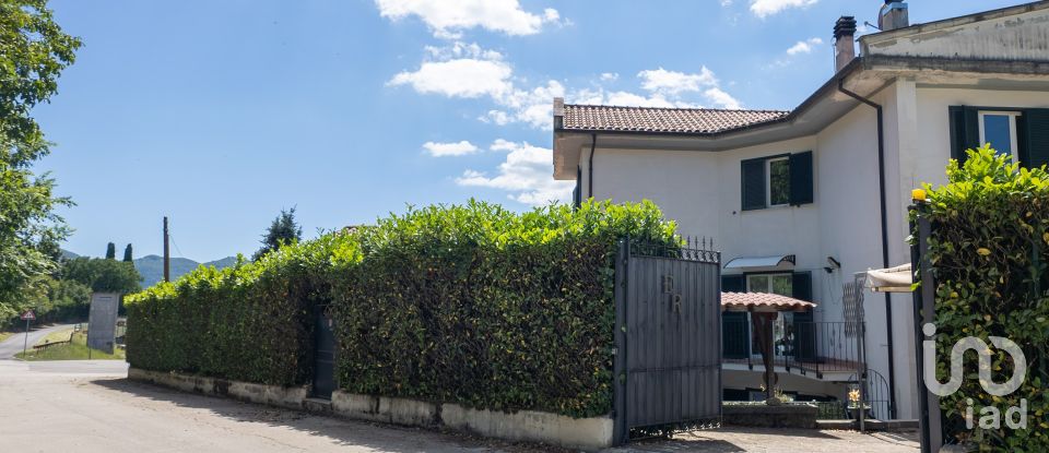 Villa Bifamiliare 13 locali di 382 m² in Cittaducale (02015)