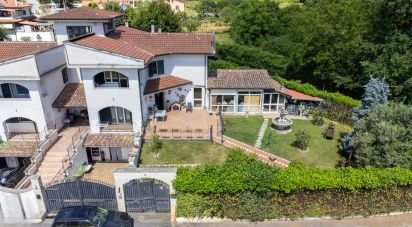Villa Bifamiliare 13 locali di 382 m² in Cittaducale (02015)
