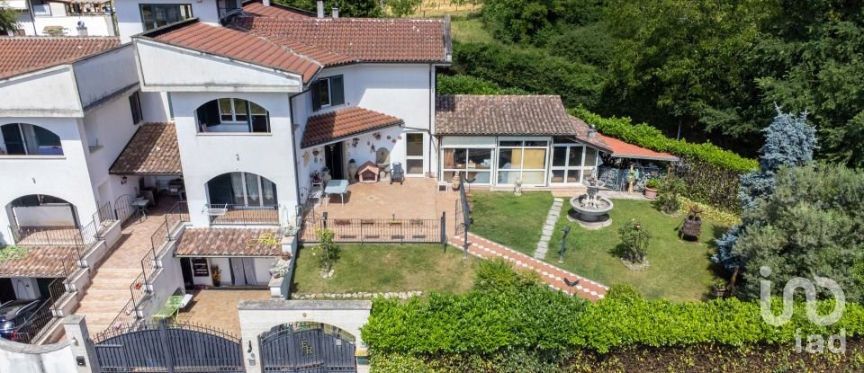 Villa Bifamiliare 13 locali di 382 m² in Cittaducale (02015)