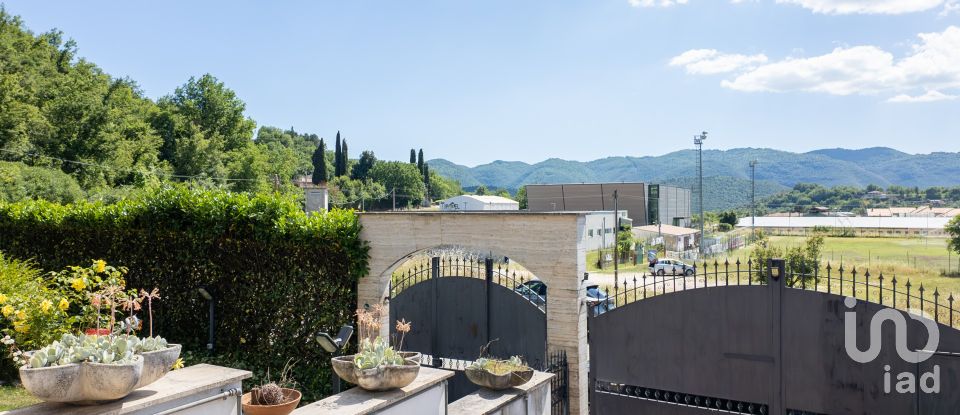 Villa Bifamiliare 13 locali di 382 m² in Cittaducale (02015)