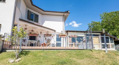 Villa Bifamiliare 13 locali di 382 m² in Cittaducale (02015)