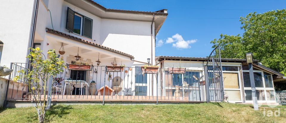 Villa Bifamiliare 13 locali di 382 m² in Cittaducale (02015)