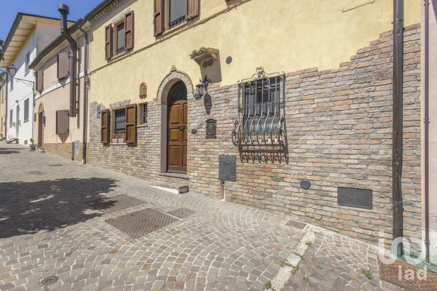 Casa di paese 4 locali di 86 m² in Piagge (61038)