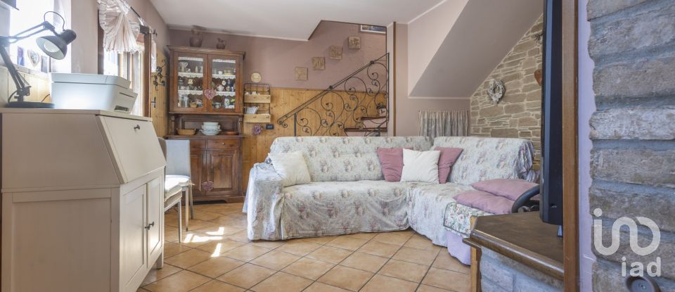 Casa di paese 4 locali di 86 m² in Piagge (61038)