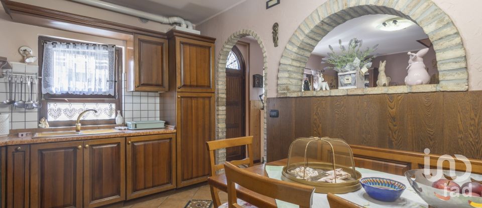 Casa di paese 4 locali di 86 m² in Piagge (61038)