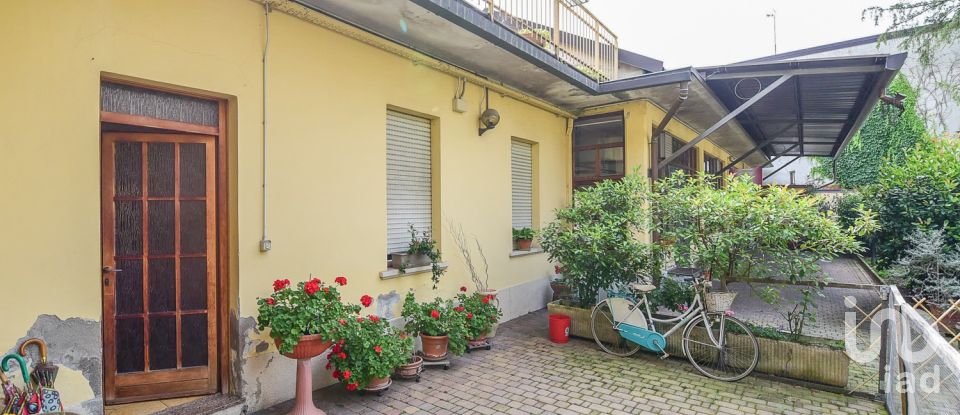 Casa 8 locali di 141 m² in Desio (20832)