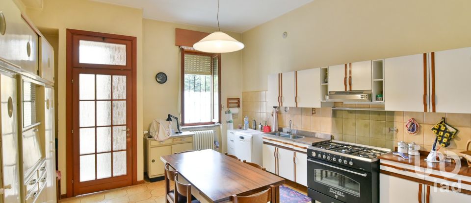 Casa 8 locali di 141 m² in Desio (20832)