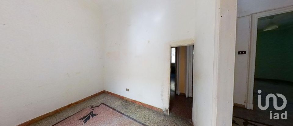 Building 3 rooms of 65 m² in Genova (16149)