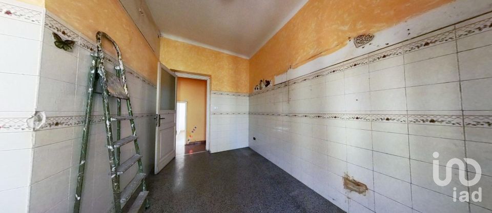 Building 3 rooms of 65 m² in Genova (16149)