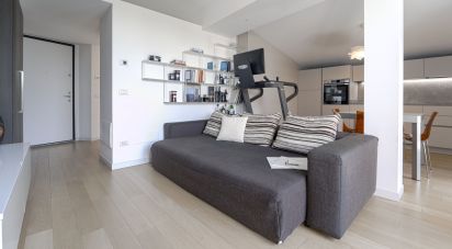 Three-room apartment of 80 m² in Milano (20162)