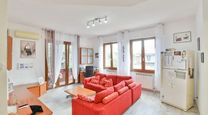 Trilocale di 104 m² a Sovico (20845)