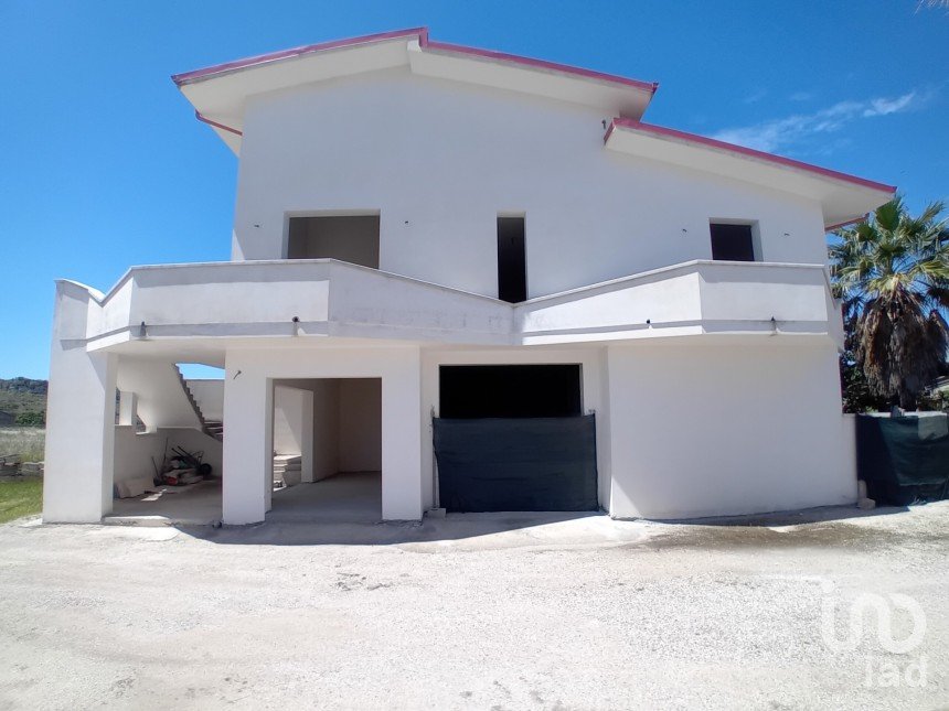 Villa 7 locali di 195 m² in Alliste (73040)