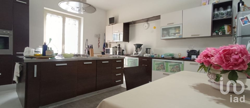 Casa 5 locali di 165 m² in Qualiano (80019)