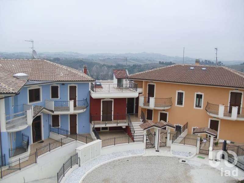 Villa a schiera 7 locali di 221 m² in Appignano del Tronto (63083)