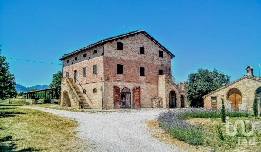 Attività locali di 570 m² in Treia (62010)