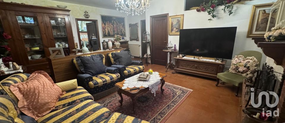 Town house 10 rooms of 180 m² in Arezzo (52100)