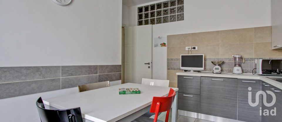 Three-room apartment of 111 m² in Roma (00179)