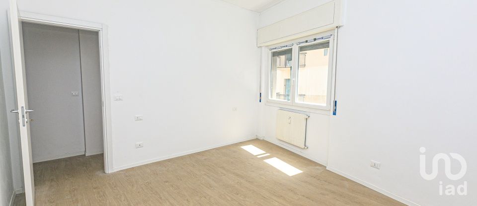 Four-room apartment of 96 m² in Genova (16142)