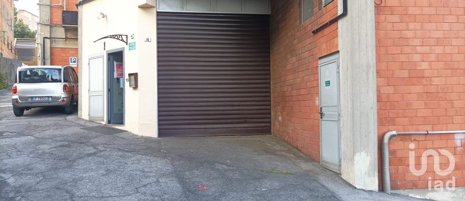 Warehouse of 681 m² in Genova (16153)