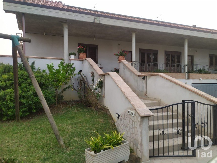 Villa Bifamiliare 14 locali di 177 m² in Nocciano (65010)