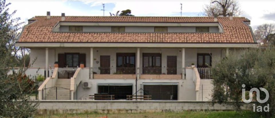 Villa Bifamiliare 14 locali di 177 m² in Nocciano (65010)