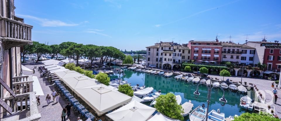 Hotel 5 rooms of 219 m² in Desenzano del Garda (25015)