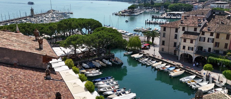 Hotel 5 rooms of 219 m² in Desenzano del Garda (25015)