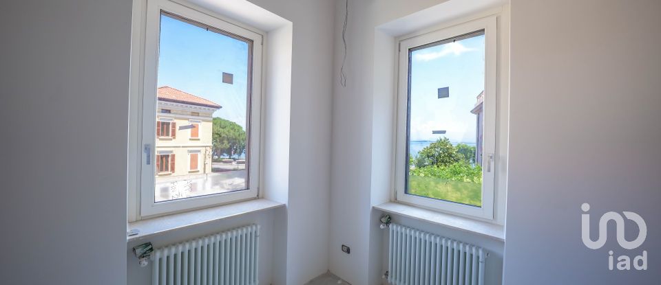 Hotel 5 rooms of 149 m² in Desenzano del Garda (25015)