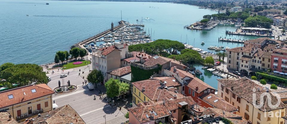 Hotel 5 rooms of 149 m² in Desenzano del Garda (25015)