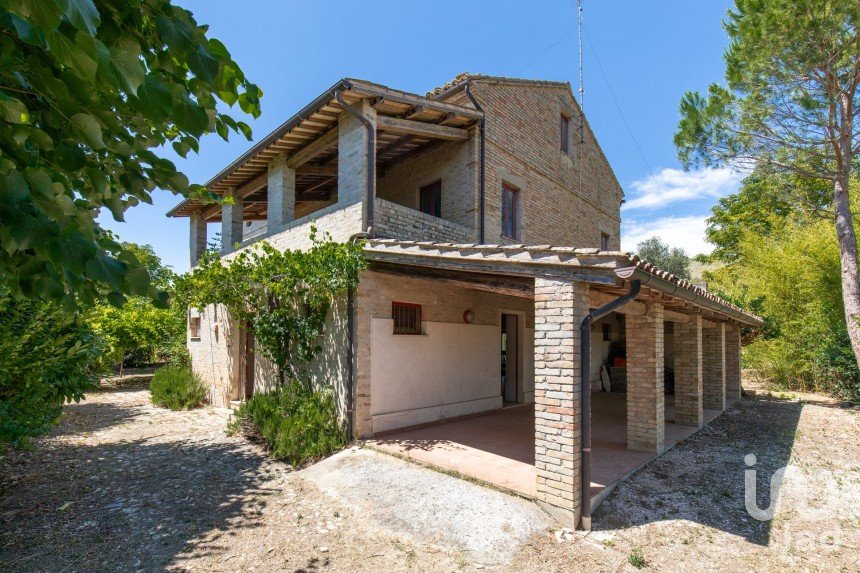 Rustico 0 locali di 420 m² in Monte San Pietrangeli (63816)