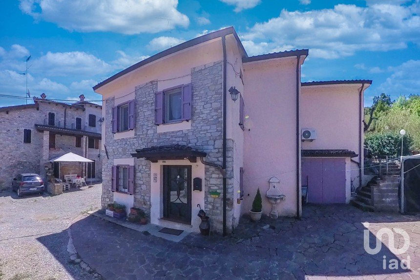 Casa indipendente 11 locali di 199 m² in Traversetolo (43029)