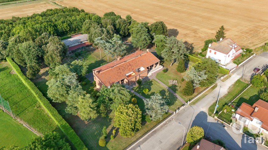 Villa Bifamiliare 7 locali di 330 m² in Ostellato (44020)