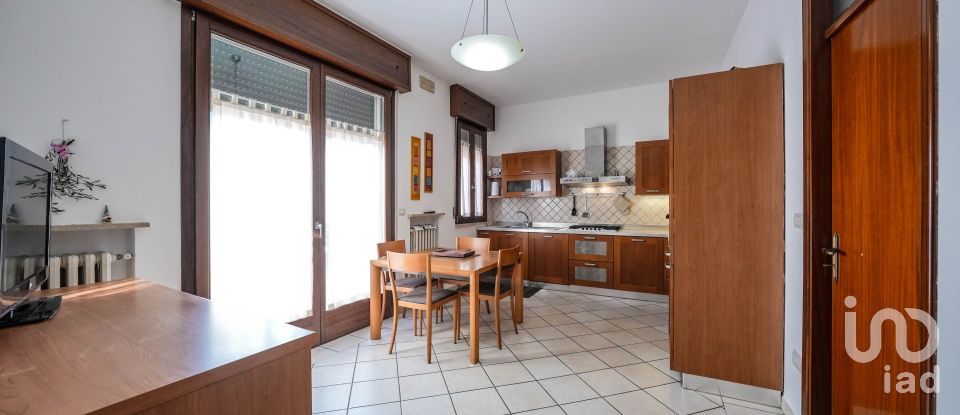 Villa Bifamiliare 7 locali di 330 m² in Ostellato (44020)