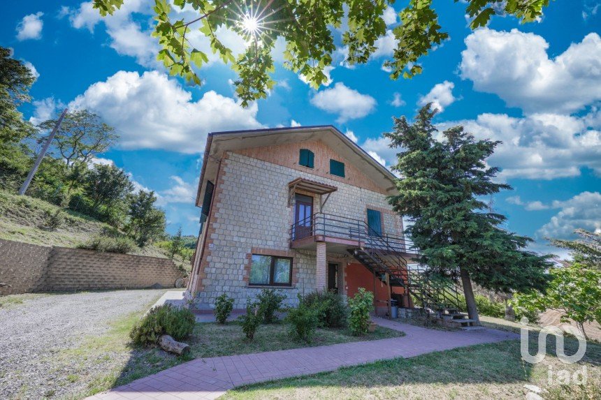 Casa indipendente 6 locali di 191 m² in San Leo (47865)