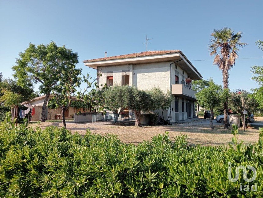 Farm 10 rooms of 630 m² in Fano (61032)