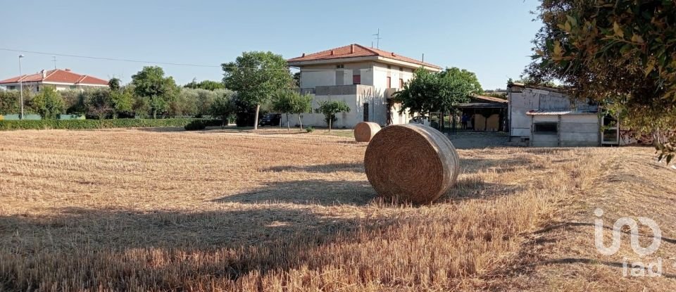 Farm 10 rooms of 630 m² in Fano (61032)