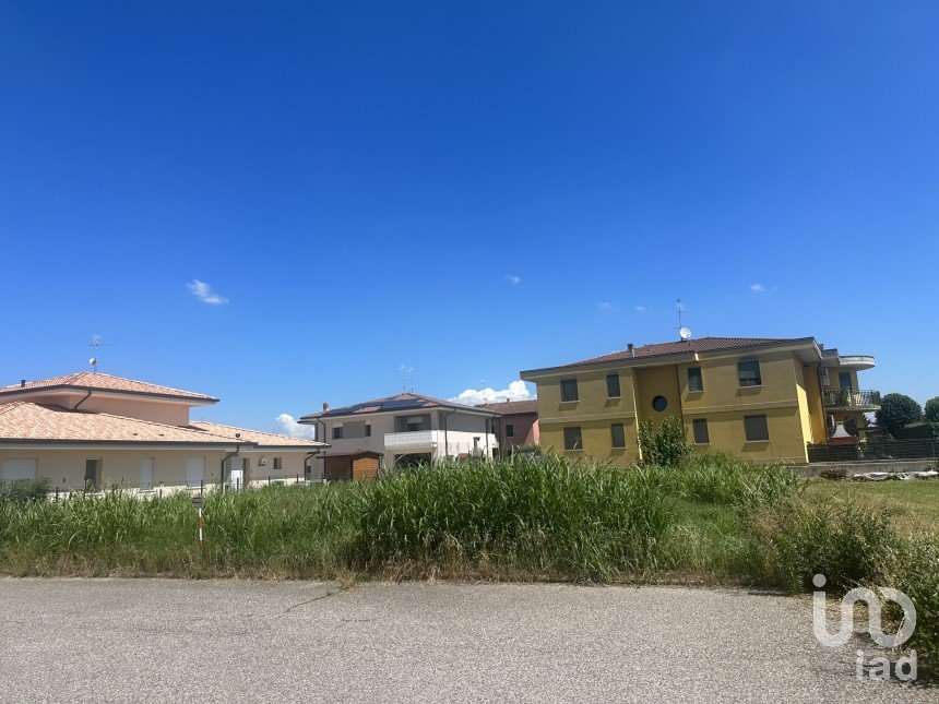 Land of 630 m² in Isola Rizza (37050)