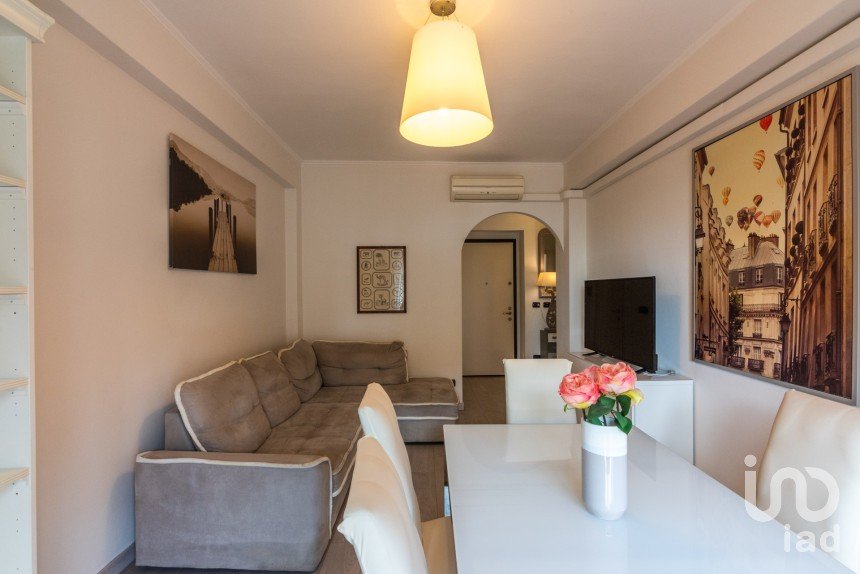 Two-room apartment of 63 m² in Milano (20149)