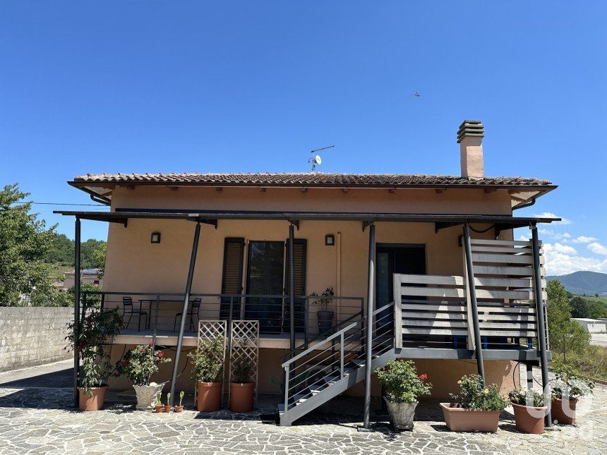 Casa 15 locali di 250 m² in Fabriano (60044)