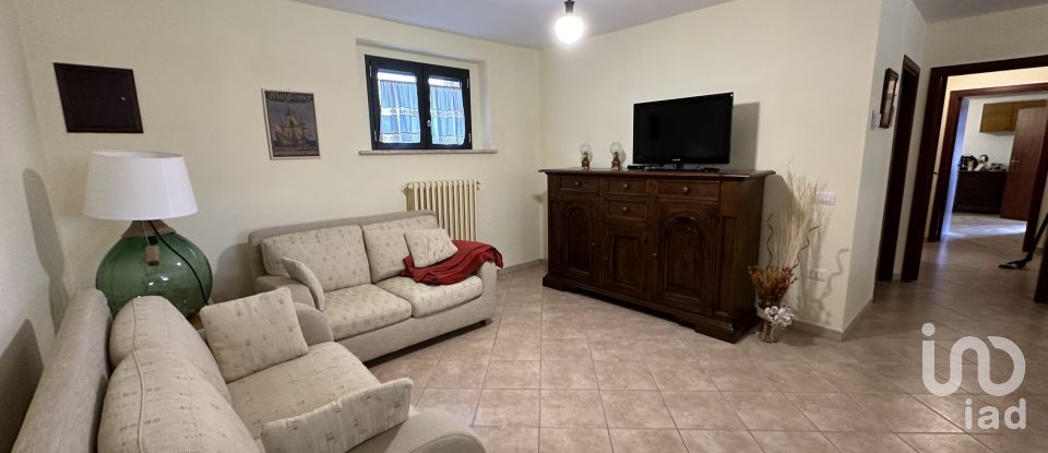 Casa 15 locali di 250 m² in Fabriano (60044)