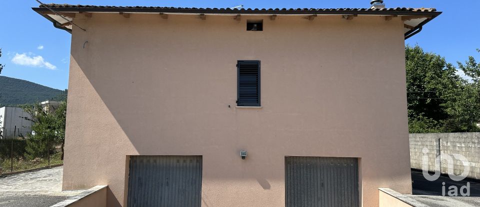 Casa 15 locali di 250 m² in Fabriano (60044)