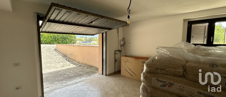 Casa 15 locali di 250 m² in Fabriano (60044)