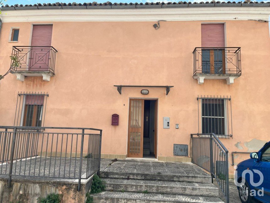 Casa di paese 12 locali di 420 m² in Castiglione a Casauria (65020)