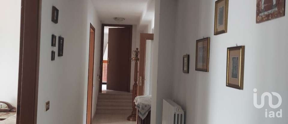 Casa di paese 12 locali di 420 m² in Castiglione a Casauria (65020)