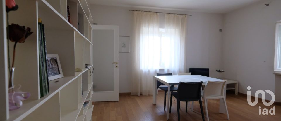 Hotel 7 rooms of 111 m² in Jesi (60035)