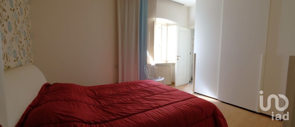 Hotel 7 rooms of 111 m² in Jesi (60035)