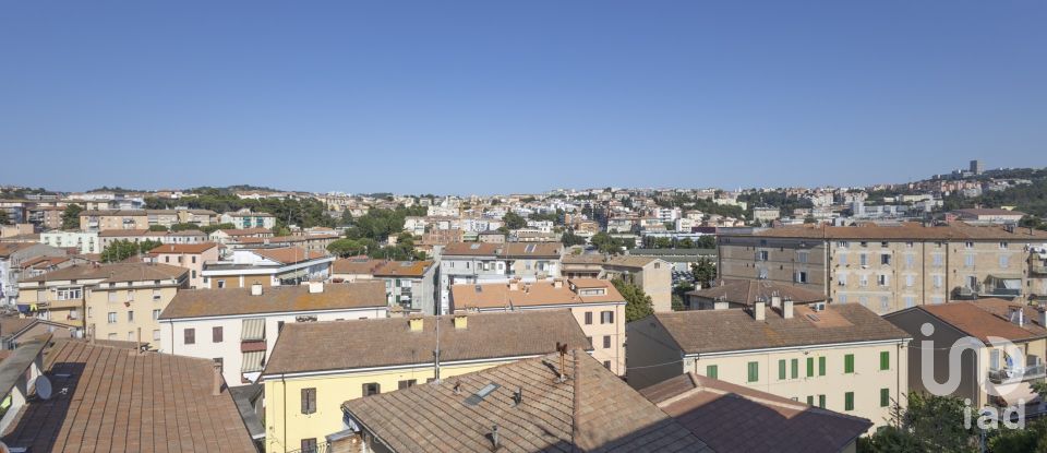 Appartamento 5 locali di 81 m² a Ancona (60126)