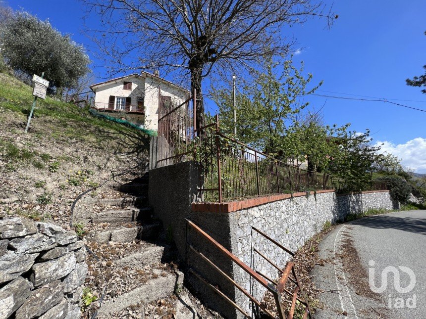 Casa indipendente 14 locali di 267 m² in Lumarzo (16024)